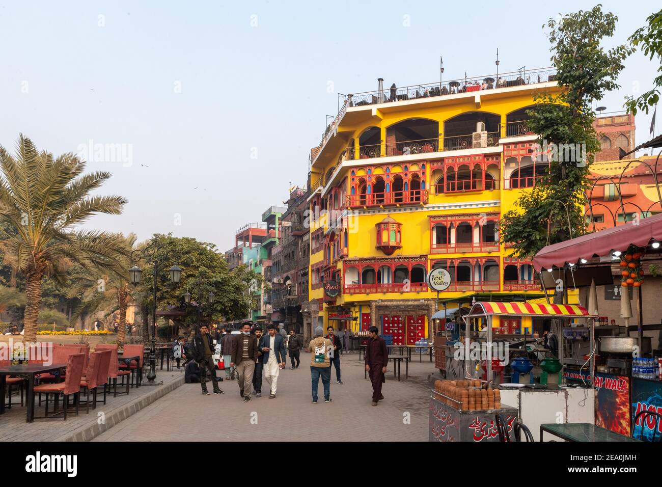 Food Street, ein wichtiger Touristenort mit Dachterrassen-Restaurants mit direktem Blick auf die Badshahi-Moschee, Lahore, Punjab, Pakistan Stockfoto