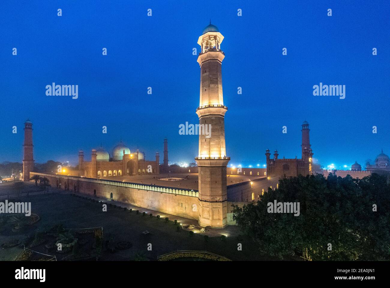 Die Badshahi Moschee beleuchtet in der Nacht, Lahore, Punjab, Pakistan Stockfoto