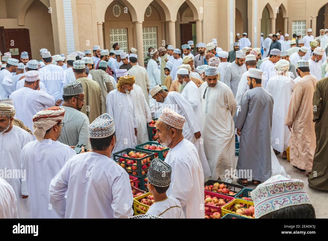 Naher Osten, Arabische Halbinsel, Oman, Ad Dakhiliyah, Nizwa. Oktober 25 2019. Männer, die am Souk in Nizwa über Granatäpfel feilschen. Stockfoto