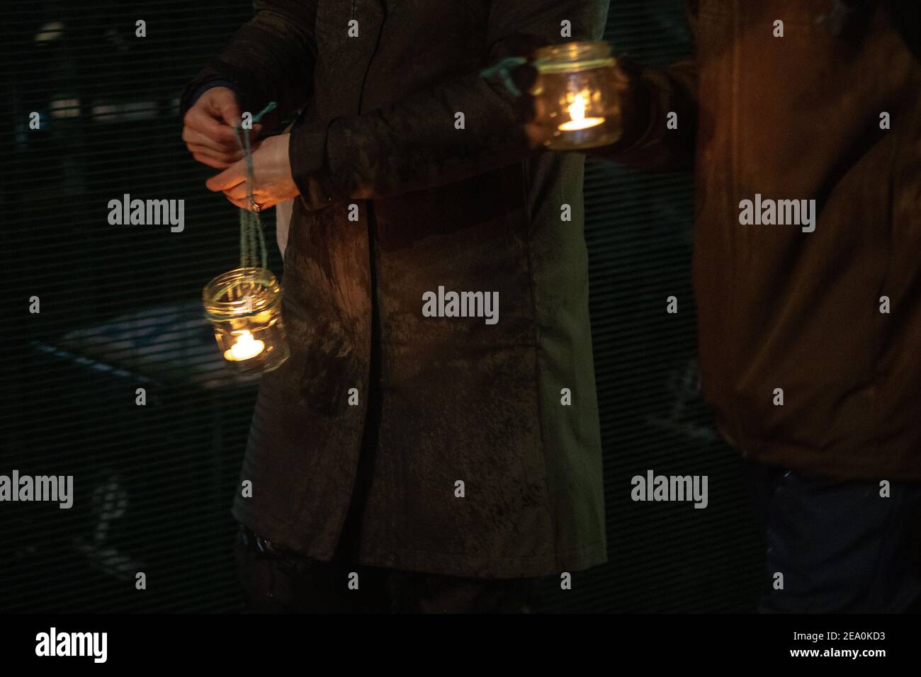 London, Großbritannien. 6th. Februar 2021. Kerzenlicht Mahnwache in Erinnerung an die verlorenen Bäume am Euston Square, London als Teil der Stop HS2 Protest Februar 6th 2021. Nahaufnahme von Kerzen in Gläsern Credit: Denise Laura Baker / Alamy Live News Stockfoto