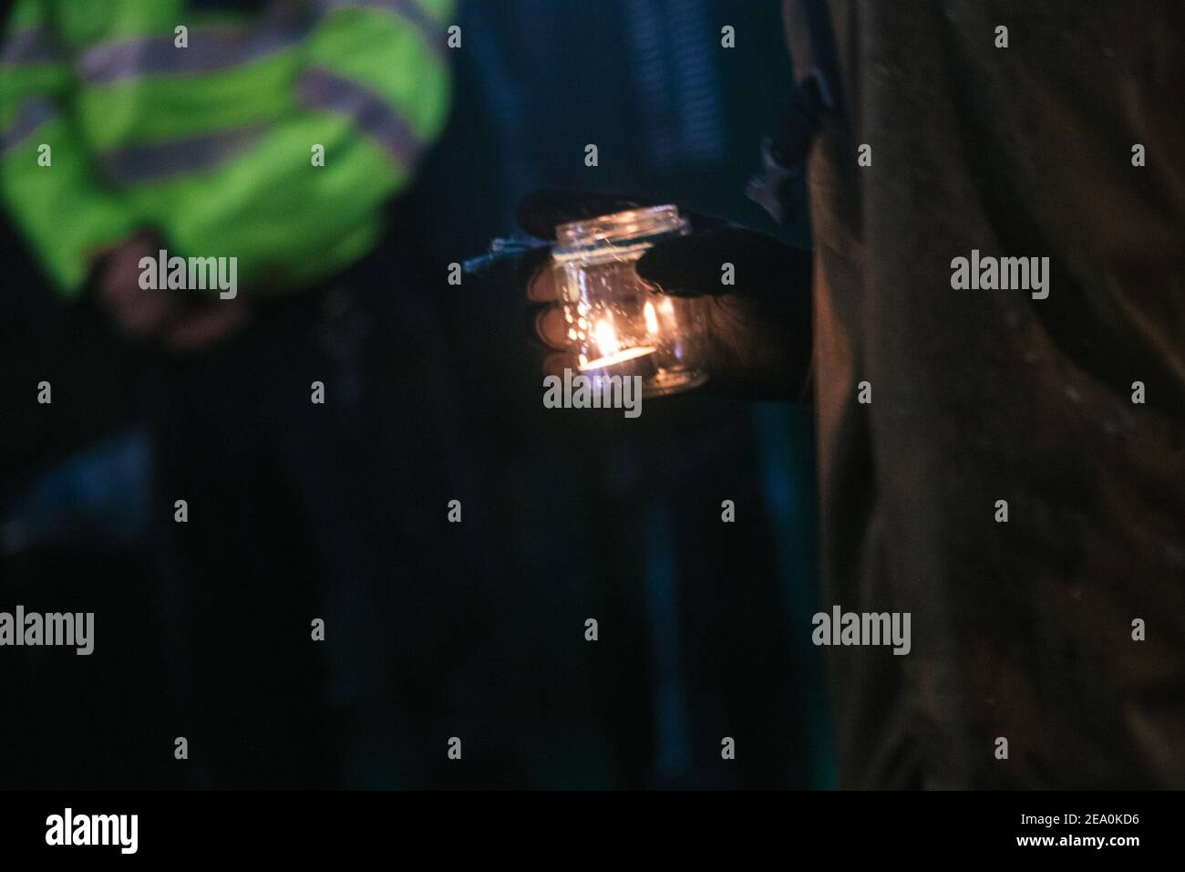 London, Großbritannien. 6th. Februar 2021. Kerzenlicht Mahnwache in Erinnerung an die verlorenen Bäume am Euston Square, London als Teil der Stop HS2 Protest Februar 6th 2021. Eine Nahaufnahme einer Kerze, die in einem Glas getragen wird Kredit: Denise Laura Baker/Alamy Live News Stockfoto