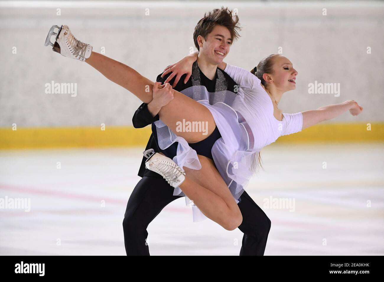 Katerina MRAZKOVA & Daniel MRAZEK aus Tschechien treten beim Junior Ice Dance Rhythm Dance bei der ISU Egna Dance Trophy 2021 in der Wurth Arena am 06. Februar 2021 in Egna/Neumarkt, Italien, an. Quelle: Raniero Corbelletti/AFLO/Alamy Live News Stockfoto
