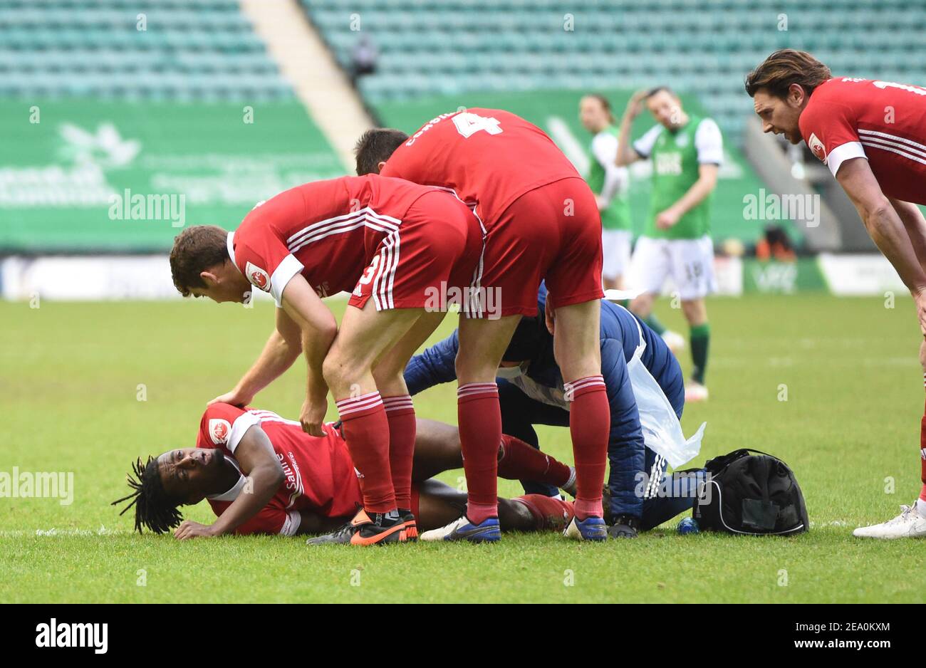 Easter Road Stadium.Edinburgh. Schottland.UK .6th. Februar 21. Schottisches Premiership-Spiel. Hibernian gegen Aberdeen Greg Leigh (#5) von Aberdeen FC verletzte sich nach einem Spiel mit Chris Cadden von Hibernian. Kredit: eric mccowat/Alamy Live Nachrichten Stockfoto