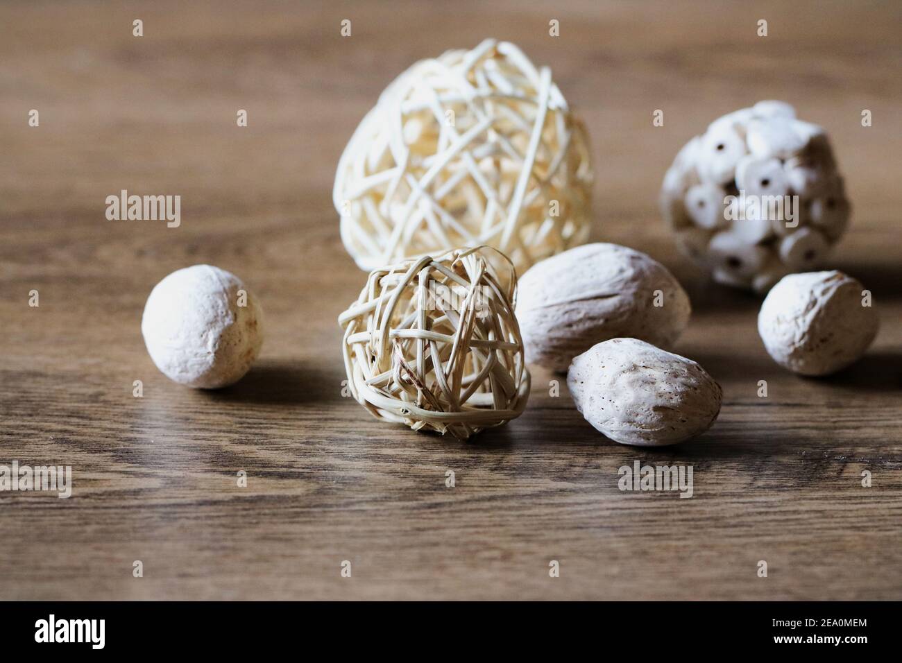 Beige Dekorationen auf dem Tisch Stockfoto