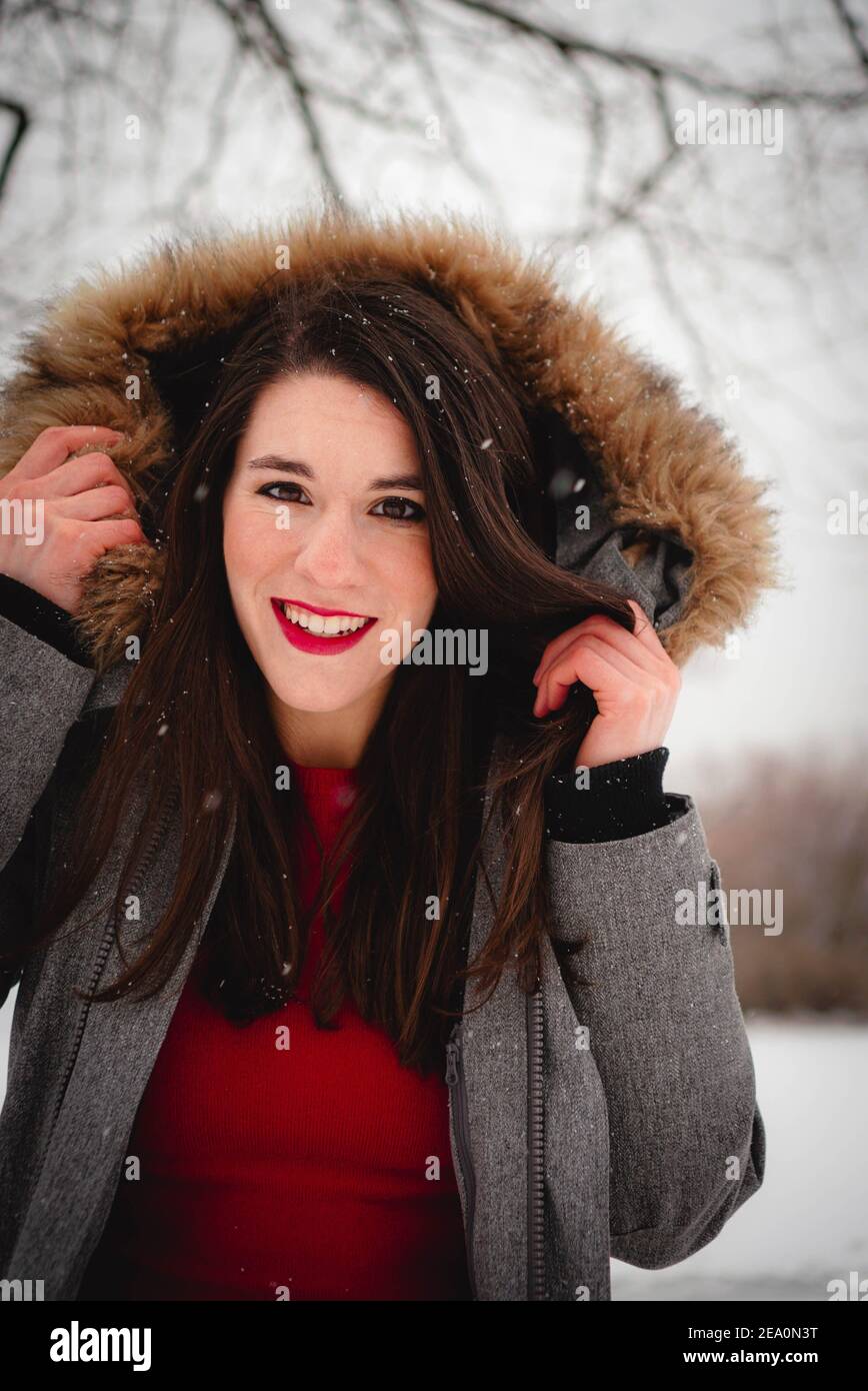 Frau posiert im Schnee Stockfoto