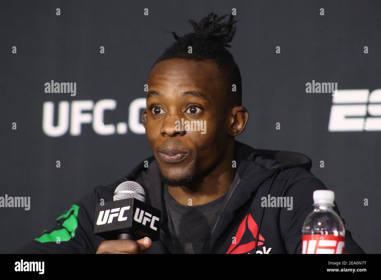 Las Vegas, Nevada, Las Vegas, NV, USA. Februar 2021, 6th. Ode' Osbourne interagiert mit Medien nach der UFC Vegas 18 Veranstaltung im UFC Apex am 6. Februar 2021 in Las Vegas, Nevada, USA. Quelle: Diego Ribas/PX Imagens/ZUMA Wire/Alamy Live News Stockfoto