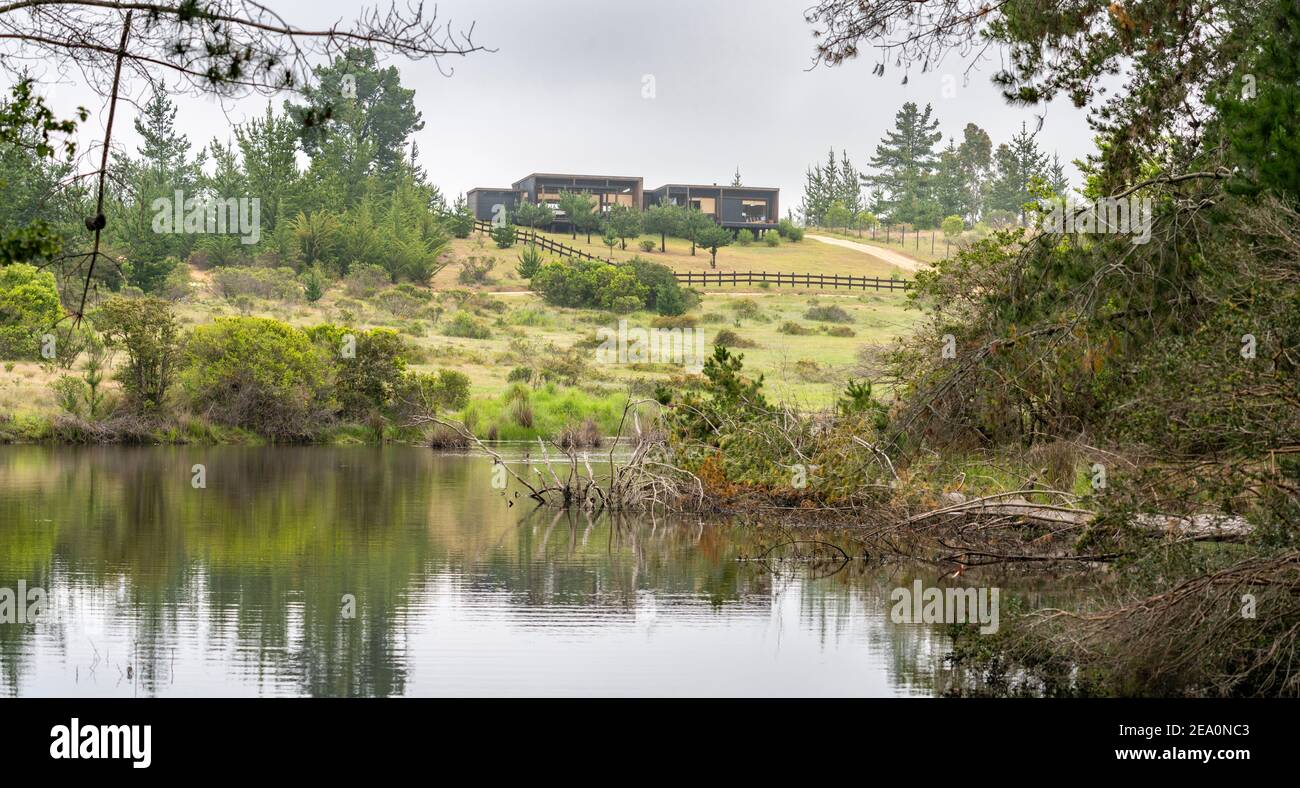 Grüne Landschaft Hintergrund eines ländlichen Tourismus Haus im Wald und einer Lagune. Ein idyllischer Naturort, um in der Natur zu leben. Eine grüne Landschaft für Stockfoto