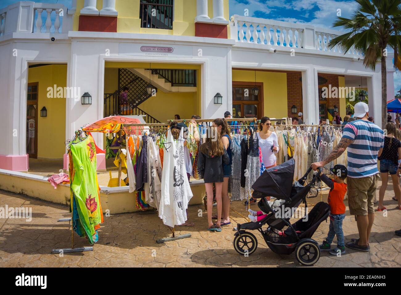 Cayo Santa Maria, Kuba, Februar 2016 - Touristen auf einer Fußgängerzone auf der Suche nach guten Schnäppchen außerhalb eines Kleidung Souvenirladen Stockfoto