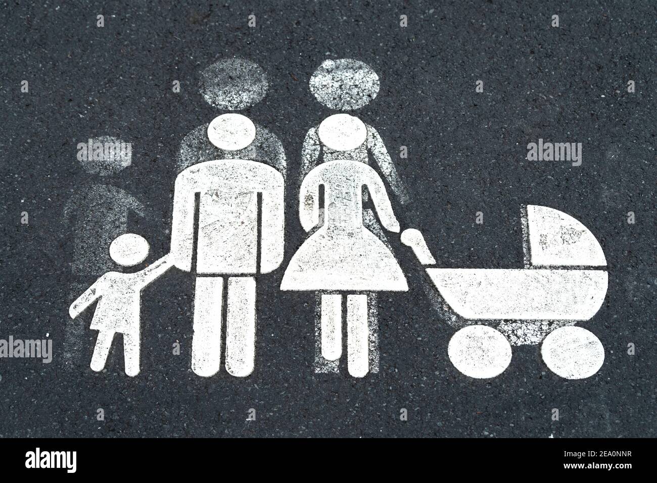 Familienparksymbol mit den Silhouetten von Mutter, Vater, Kind und Kinderwagen Stockfoto