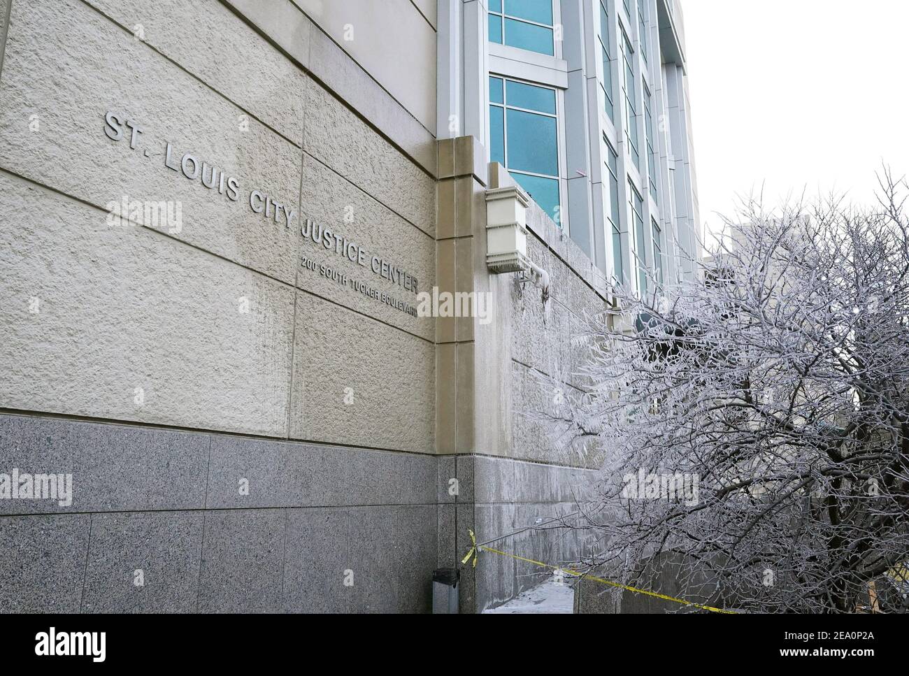 St. Louis, USA. Februar 2021, 06th. Eis überzieht einen Baum außerhalb des St. Louis Justice Center, nachdem Häftlinge am Samstag, den 6. Februar 2021, Fenster brachen und Feuer im vierten Stock in St. Louis auslösten. St. Louis Public Safety Director Jimmie Edwards sagt, dass die Veranstaltung begann, als ein Häftling begann mit einem Korrekturen Offizier gegen 2:30 UHR ZU kämpfen andere Gefangene begannen, die Wache zu schlagen, nachdem sie in der Lage waren, sich aus ihren Zellen zu befreien. Kredit: UPI/Alamy Live Nachrichten Stockfoto