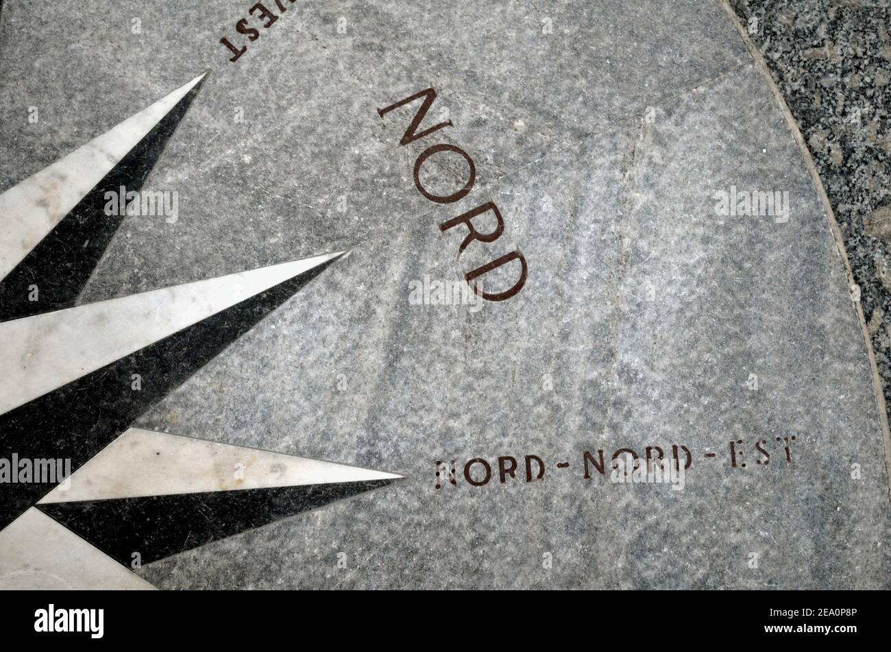 Ein Fragment der Kompassrose auf einem Granitboden Stockfoto