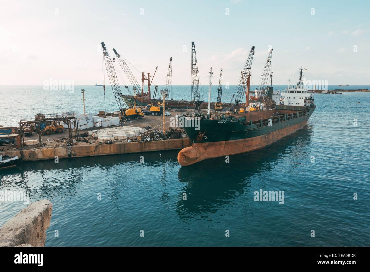 Ein Abfallschiff lädt im Hafen von Sidon, Libanon, auf Stockfoto