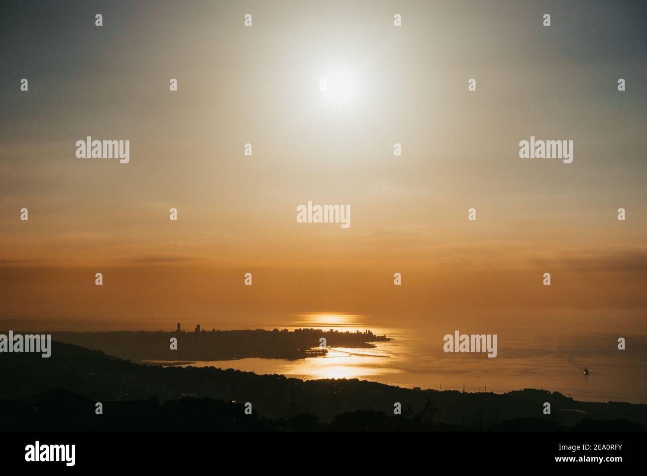 Am späten Nachmittag über der Stadt Beirut, Libanon, aus der Ferne gesehen Stockfoto