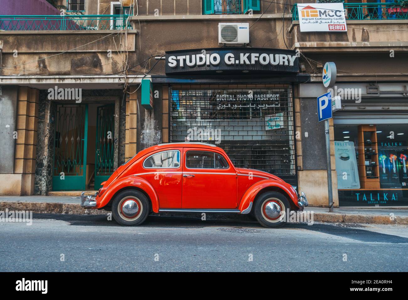 Ein leuchtend roter klassischer Volkswagen Beetle, der auf einer Stadtstraße in Beirut, Libanon, geparkt ist Stockfoto