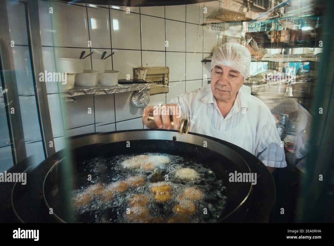 Ein Lebensmittelhändler in Beirut, Libanon, frites frisches Falafel von der Vorderseite eines kleinen Ladens in der Straße Stockfoto