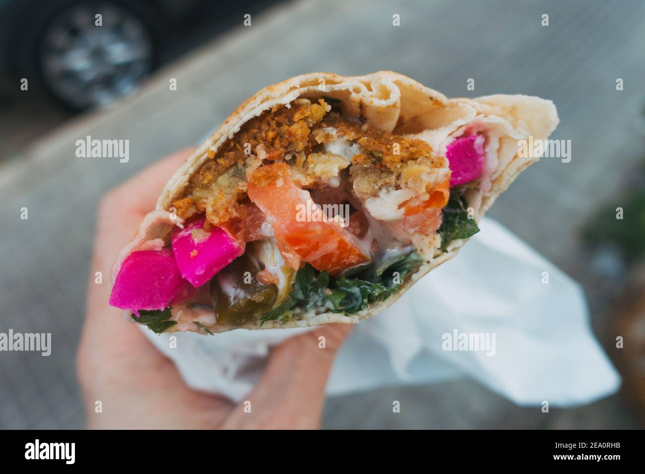 Ein frischer Falafel-Wrap von einem Straßenhändler in Beirut, Libanon Stockfoto