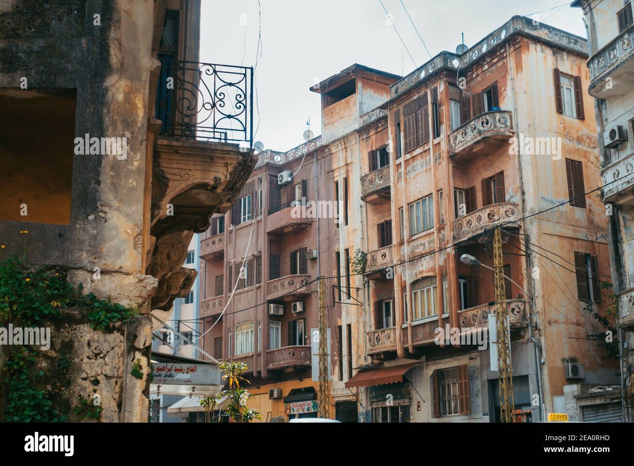 Heruntergekommenes altes Wohngebäude in Beirut, Libanon, erbaut im Kolonialstil Stockfoto