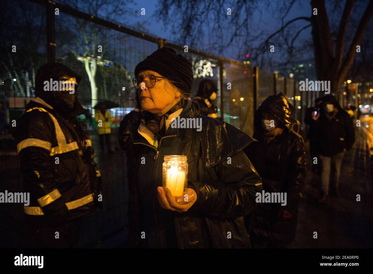 London, Großbritannien. 6th. Februar 2021. Dorothea Hackman von der Camden Civic Society begleitet Umweltaktivisten von HS2 Rebellion bei einer Kerzenlicht-Mahnwache für die Bäume, die für das Hochgeschwindigkeitsbahnprojekt HS2 in den Euston Square Gardens verloren gegangen sind oder gerade gefällt werden. Die Mahnwache fand neben dem Gelände eines Tunnels in den Euston Square Gardens statt, von dem die an HS2 Ltd. Beauftragten Gerichtsvollzieher in den vergangenen elf Tagen neun Aktivisten, die die Bäume schützen wollten, zu vertreiben versuchten und auch den ersten Jahrestag des Todes von Umweltaktivisten begangen haben Iggy Fox. Kredit: Mark Kerrison/Alamy Live Nachrichten Stockfoto