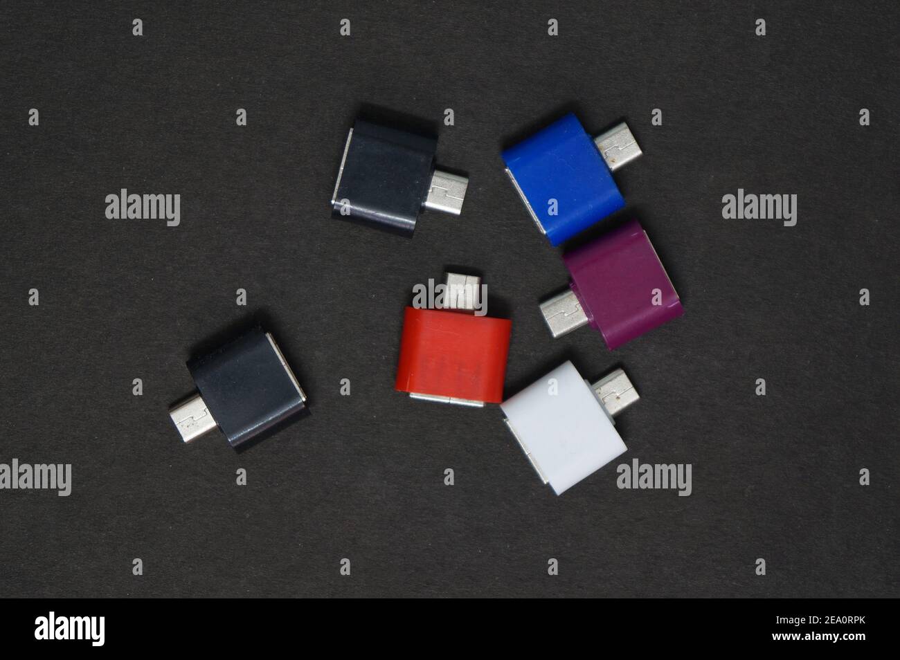OTG-Kabeladapter in dunklem Hintergrund Stockfoto