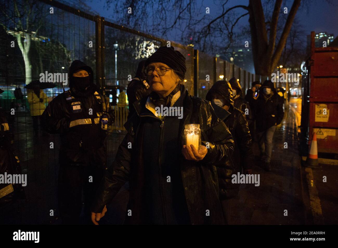 London, Großbritannien. 6th. Februar 2021. Dorothea Hackman von der Camden Civic Society begleitet Umweltaktivisten von HS2 Rebellion bei einer Kerzenlicht-Mahnwache für die Bäume, die für das Hochgeschwindigkeitsbahnprojekt HS2 in den Euston Square Gardens verloren gegangen sind oder gerade gefällt werden. Die Mahnwache fand neben dem Gelände eines Tunnels in den Euston Square Gardens statt, von dem die an HS2 Ltd. Beauftragten Gerichtsvollzieher in den vergangenen elf Tagen neun Aktivisten, die die Bäume schützen wollten, zu vertreiben versuchten und auch den ersten Jahrestag des Todes von Umweltaktivisten begangen haben Iggy Fox. Kredit: Mark Kerrison/Alamy Live Nachrichten Stockfoto