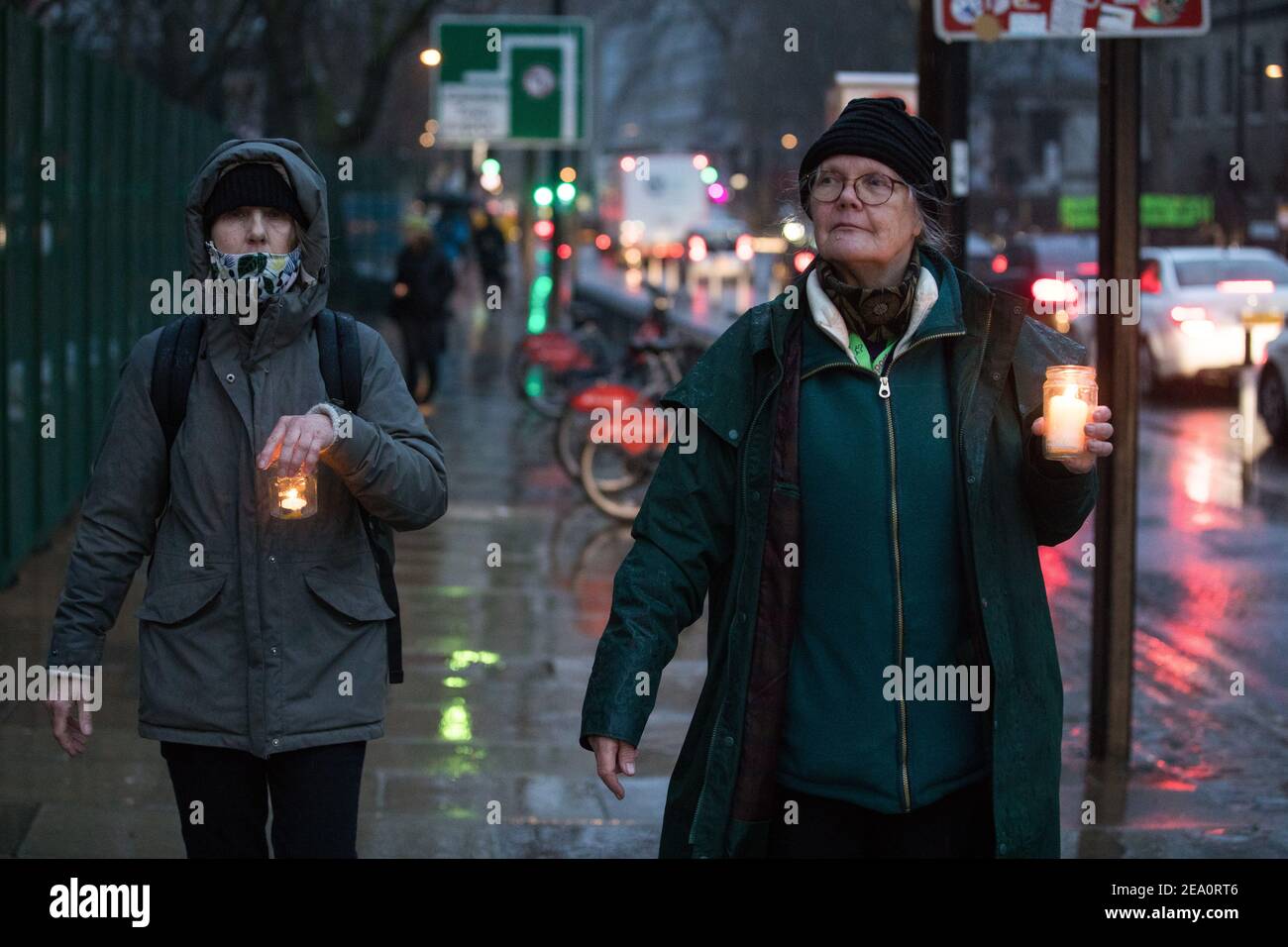 London, Großbritannien. 6th. Februar 2021. Dorothea Hackman von der Camden Civic Society begleitet Umweltaktivisten von HS2 Rebellion bei einer Kerzenlicht-Mahnwache für die Bäume, die für das Hochgeschwindigkeitsbahnprojekt HS2 in den Euston Square Gardens verloren gegangen sind oder gerade gefällt werden. Die Mahnwache fand neben dem Gelände eines Tunnels in den Euston Square Gardens statt, von dem die an HS2 Ltd. Beauftragten Gerichtsvollzieher in den vergangenen elf Tagen neun Aktivisten, die die Bäume schützen wollten, zu vertreiben versuchten und auch den ersten Jahrestag des Todes von Umweltaktivisten begangen haben Iggy Fox. Kredit: Mark Kerrison/Alamy Live Nachrichten Stockfoto