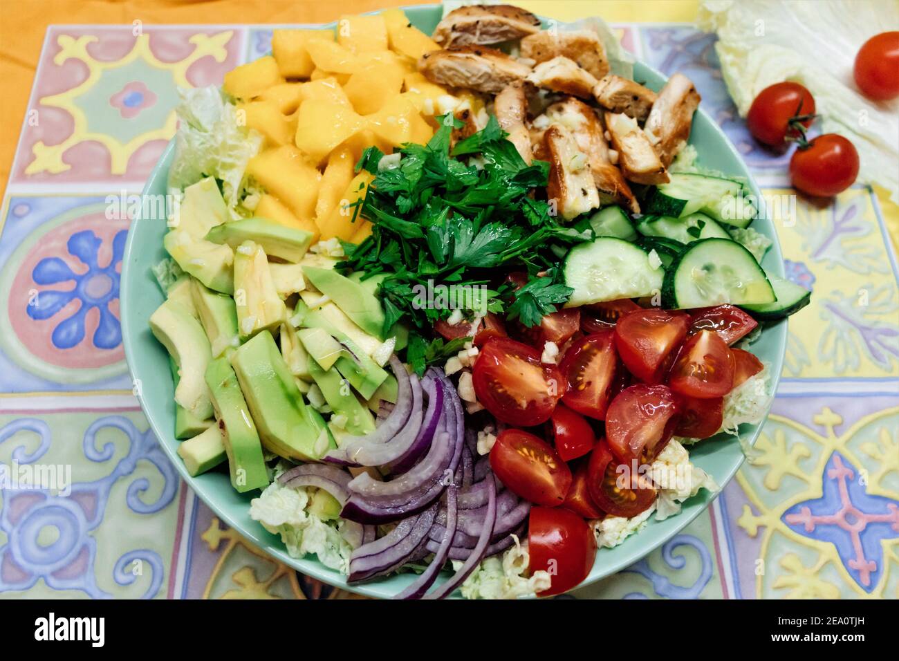 Paleo Diätsalat mit Huhn gebratenes Fleisch, Mango und frisches Gemüse mit Zutaten zubereitet: Avocado, Gurke, Tomaten Kirsche, Petersilie, Zwiebel, le Stockfoto