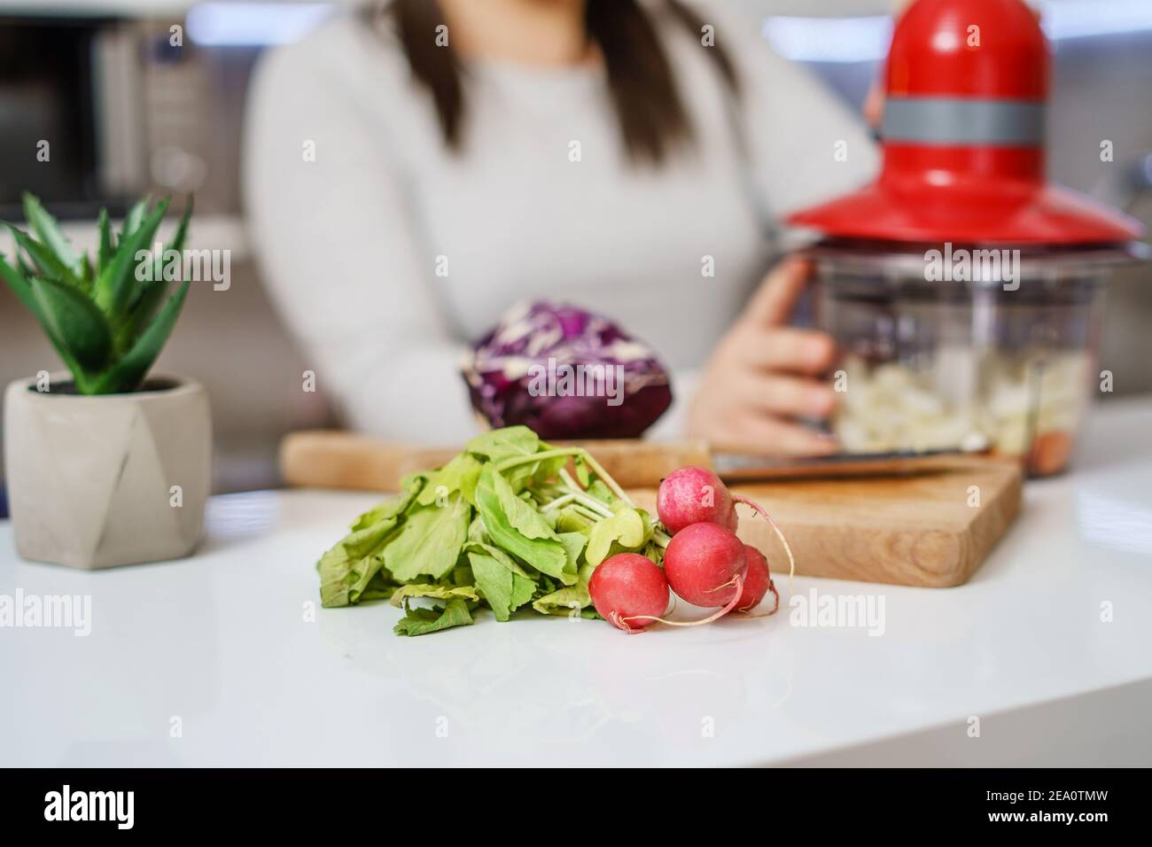 Nahaufnahme von frischen Radieschen auf der Küchentheke Stockfoto