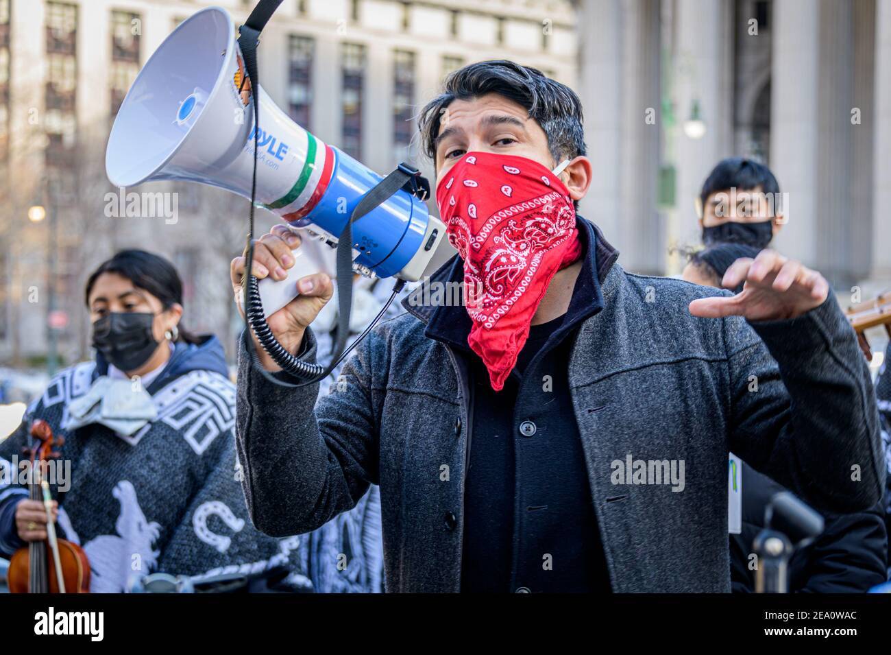 Carlos Menchaca, Mitglied des Stadtrats von New York, spricht auf der Pressekonferenz. Am 6. Februar 2021 versammelten sich auf dem Foley-Platz Vertreter, Gemeindeorganisationen, gewählte Beamte und Freunde zu einer Pressekonferenz mit Carmen Cruz, der Mutter von Erick Díaz-Cruz, Der im Februar 2020 von EISAGENTEN im Haus seiner Familie in Brooklyn auf die Wange geschossen wurde, um die neue Regierung zu fordern, I.C.E. wegen der ungerechten Erschießung von Erick Diaz-Cruz zu untersuchen und die Forderungen nach Asyl und Bewährung für Gaspar Avendaño-Hernandez zu unterstützen, der vom I.C.E. inhaftiert bleibt (Foto von Erik McGregor/Sipa U Stockfoto