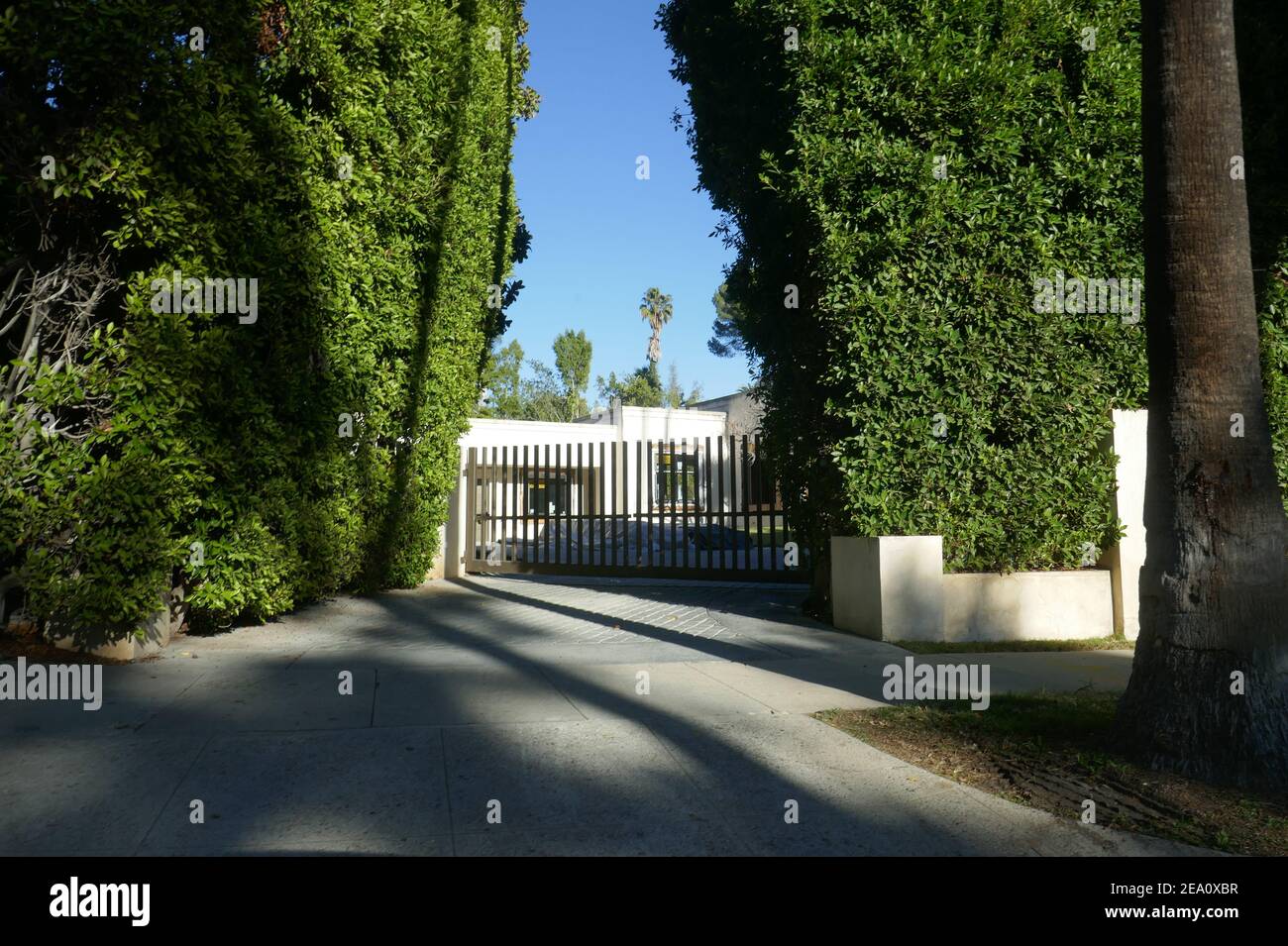 Beverly Hills, California, USA 6th. Februar 2021 EIN allgemeiner Blick auf die Atmosphäre des ehemaligen Wohnhauses des Dichters Joseph Brodsky am 926 Benedict Canyon Drive am 6. Februar 2021 in Beverly Hills, Kalifornien, USA. Foto von Barry King/Alamy Stockfoto Stockfoto