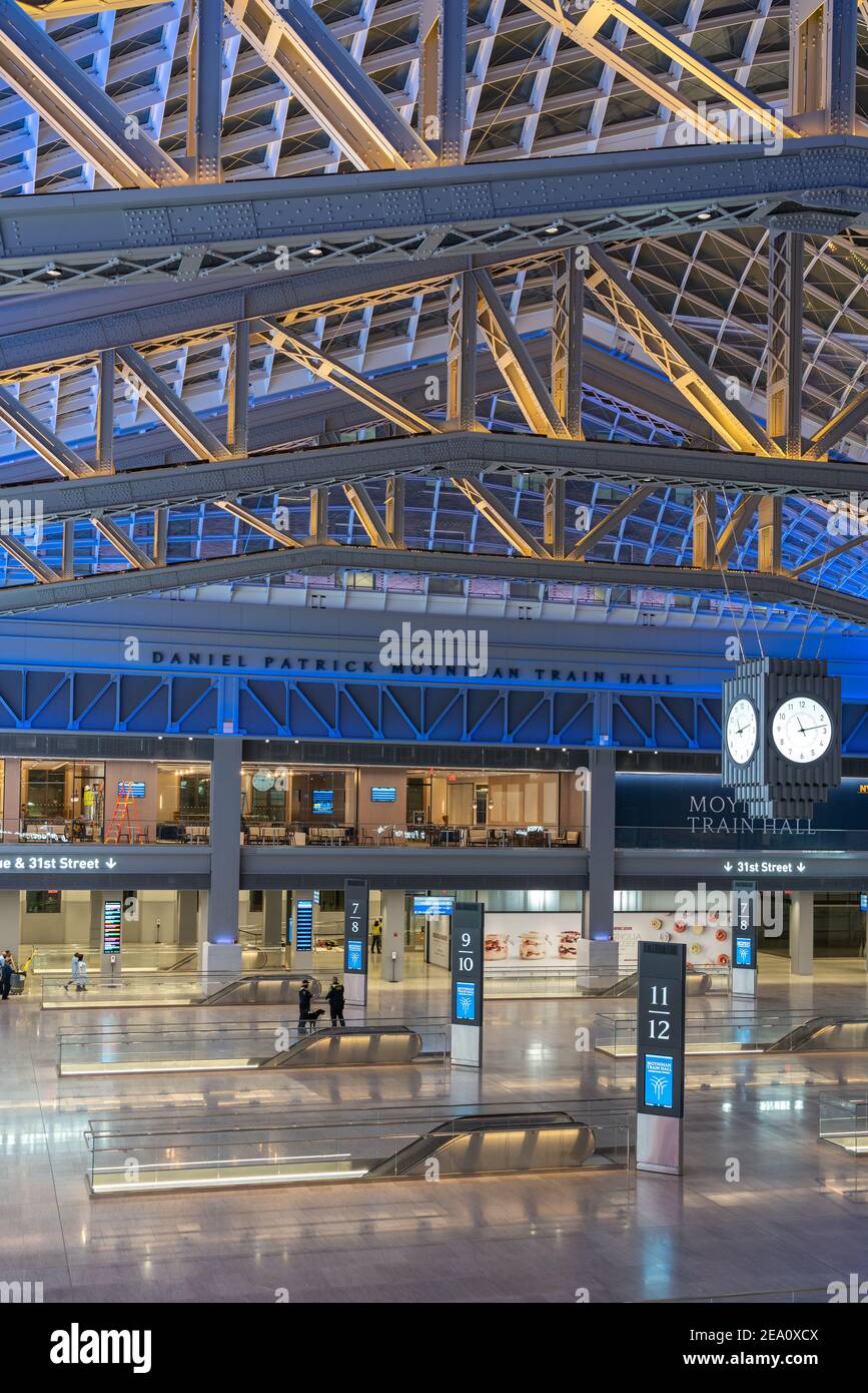 Vertikales Bild von Daniel Patrick Moynihan Bahnhalle Halle Halle Ebene in der Nacht. Stockfoto