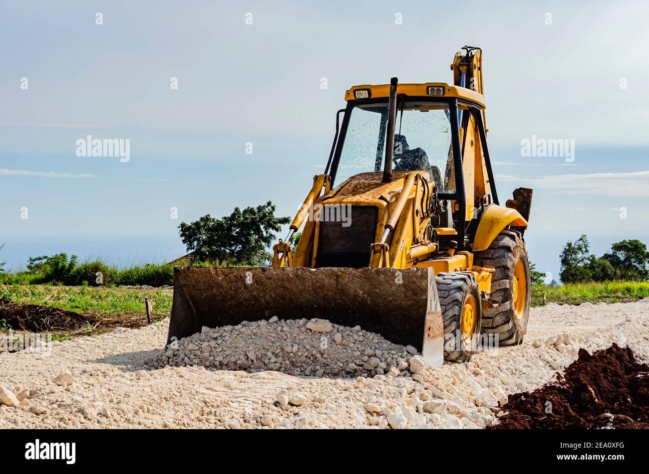 Front-End-Lader Verteilung Marl auf Fahrbahn Stockfoto