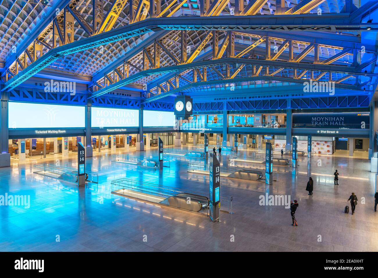 Schöne Aussicht auf die Moynihan Bahnhalle von über der Halle in der Nacht. Stockfoto