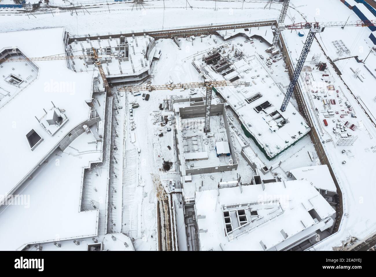 Bau von modernen Hochhäusern im Winter. Luftaufnahme von fliegender Drohne Stockfoto