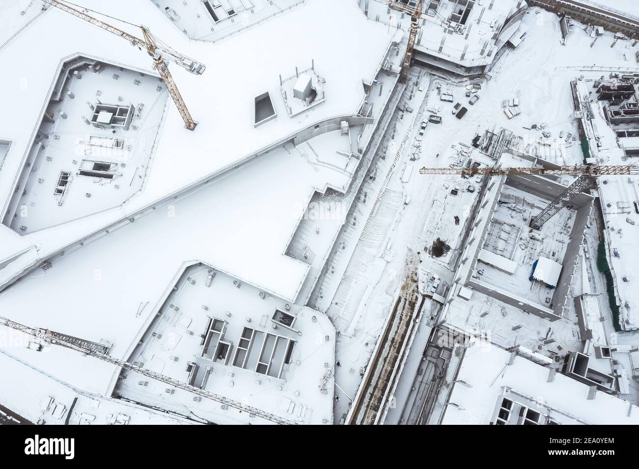 Luftaufnahme der großen Baustelle mit Kranen bedeckt Mit Schnee Stockfoto