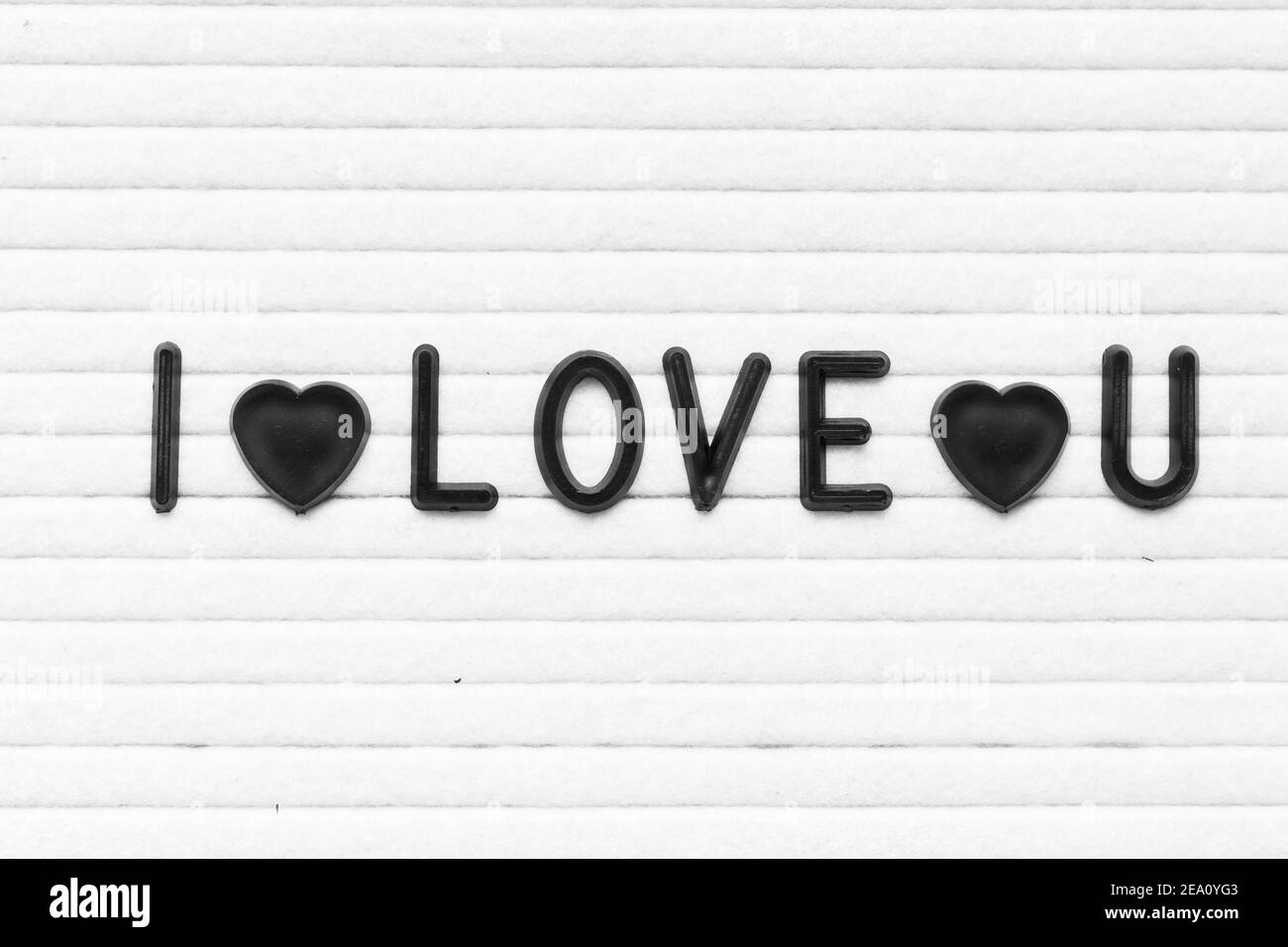 Schwarze Farbe Buchstaben in Wort Ich liebe U auf weiß Filztafel Hintergrund Stockfoto
