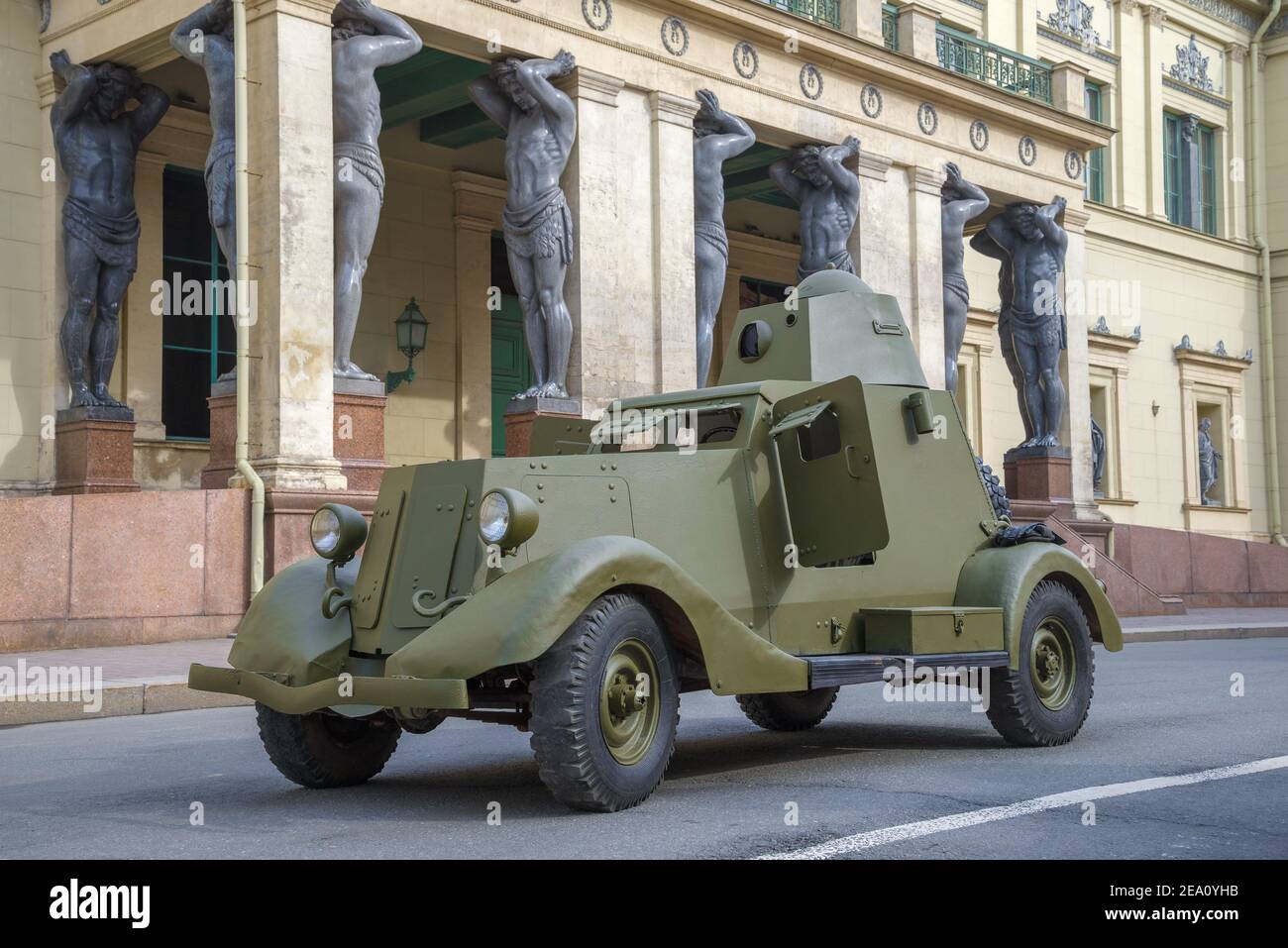 SANKT PETERSBURG, RUSSLAND - 05. MAI 2015: Sowjetischer leichter Panzerwagen BA-20 vor dem Portikus der Neuen Eremitage. Vorbereitungen für die militärische pa Stockfoto