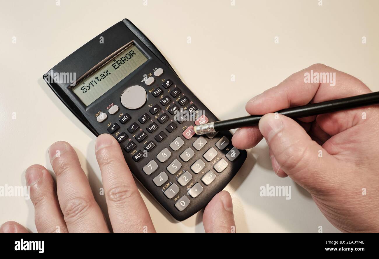 Ein Mann Computer auf schwarzen wissenschaftlichen Rechner mit sntax Fehler Text auf dem Bildschirm Stockfoto