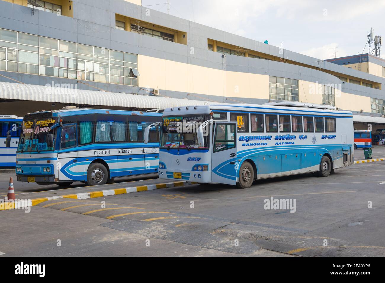 BANGKOK, THAILAND - 14. DEZEMBER 2018: Zwei Mercedes-Benz Busse verschiedener Generationen im Gebäude des Northern Bus Terminals Stockfoto