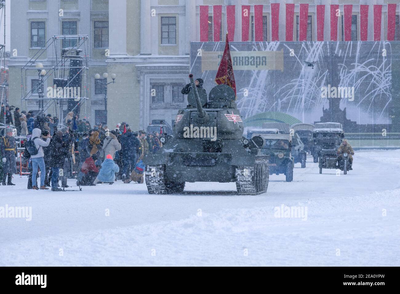 SANKT PETERSBURG, RUSSLAND - 24. JANUAR 2019: Sowjetischer Panzer T-34-85 eröffnet eine Militärparade zu Ehren der vollständigen Aufhebung der Blockade von Leningrad Stockfoto
