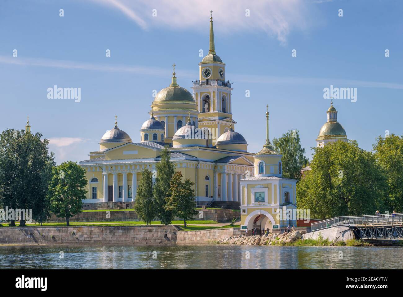 Blick auf die Kathedrale von Epiphanie an einem sonnigen Augusttag. Nilo-Stolobenskaya Desert Monastery.Twer Oblast, Russland Stockfoto