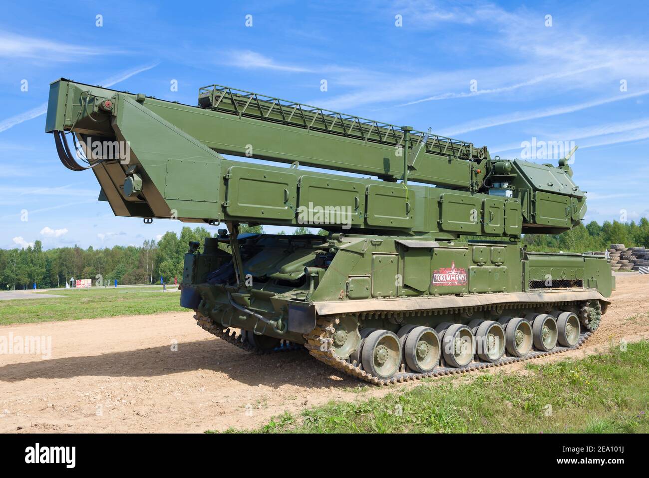 ALABINO, RUSSLAND - 25. AUGUST 2020: Russisches 9S36 Raketenlenkradar des 9K317 Buk-m2 Flugabwehrraketensystems vor dem Start der Dämonen Stockfoto