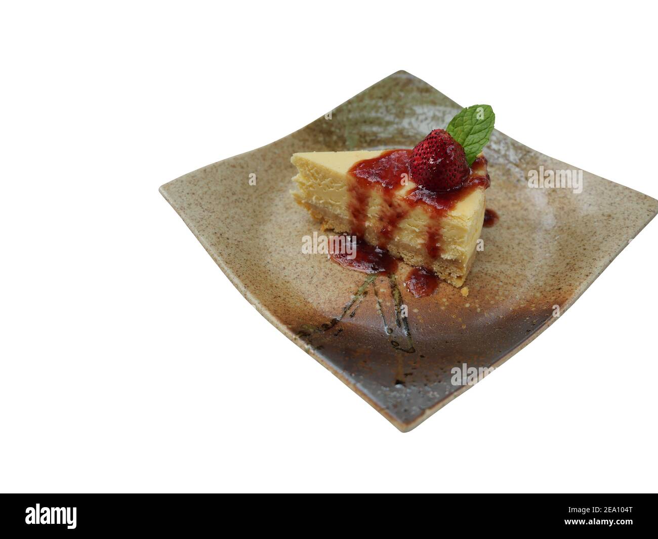 Cheesecake Pie Scheibe mit Erdbeersirup und Minze Blätter auf quadratischen Keramikplatte gekrönt , Süßes Essen isoliert auf weißem Hintergrund Stockfoto