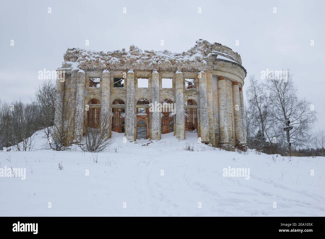 Die Ruinen der alten Kirche der Heiligen Dreifaltigkeit im Dorf des Fünften Berges sind ein düsterer Februartag. Leningrad, Russland Stockfoto