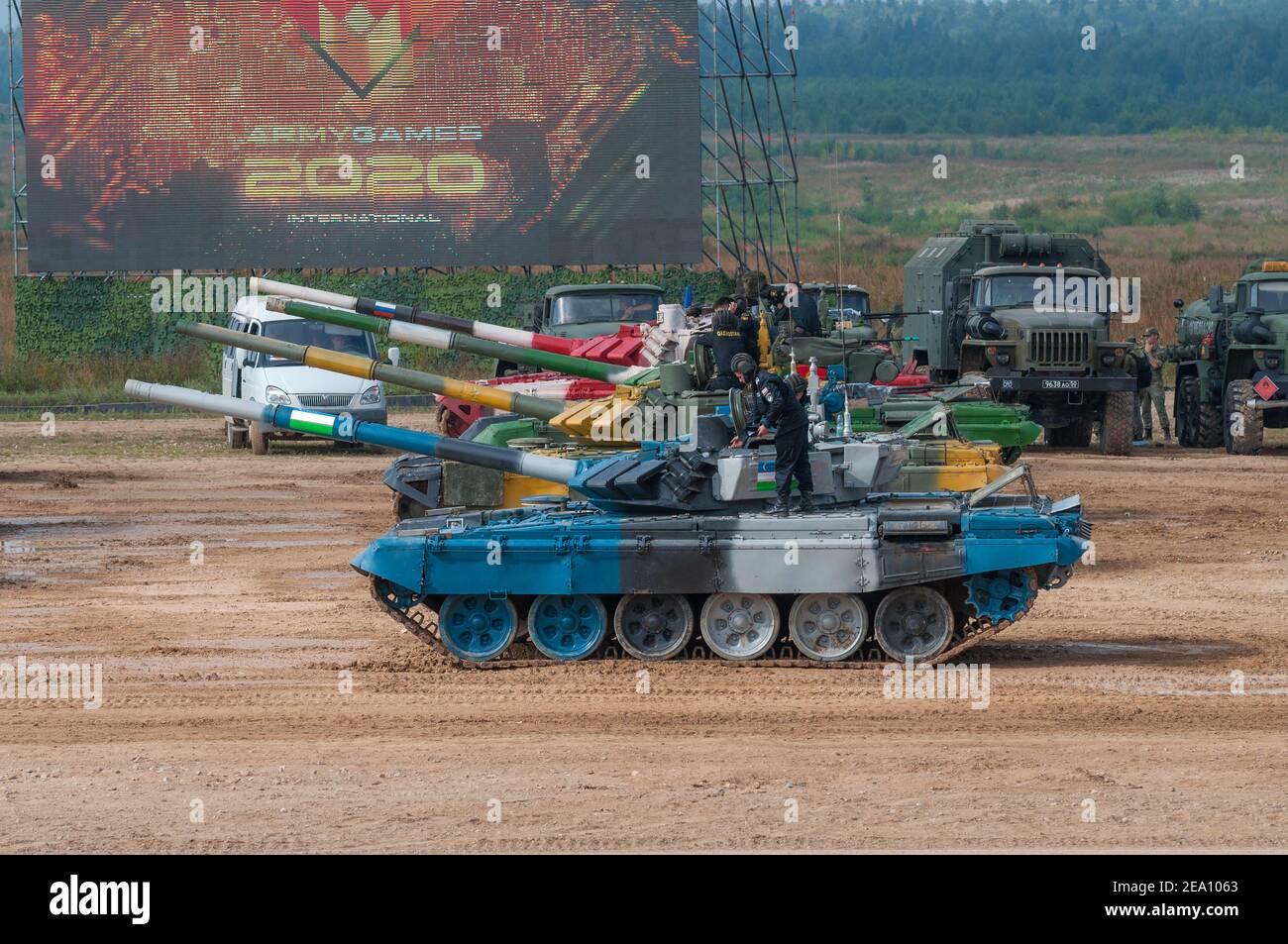 ALABINO, RUSSLAND - 25. AUGUST 2020: Panzer der Tank Biathlon Teilnehmer vor dem Start Stockfoto