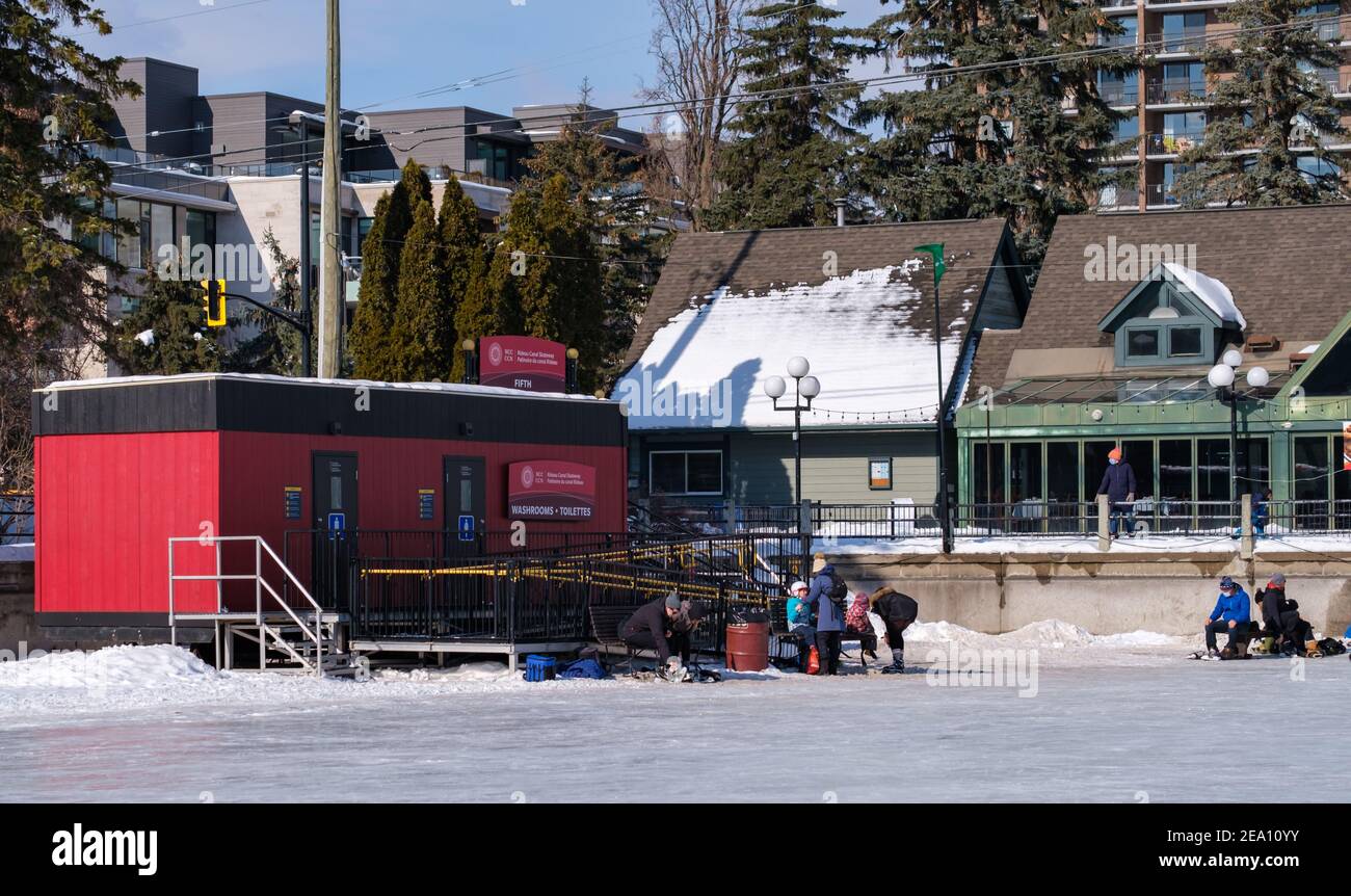 Ottawa, Ontario, Kanada - 6. Februar 2021: NCC-Waschräume auf dem Rideau Canal Skateway sind wegen der COVID-19-Wanne während einer Provinzsperre geschlossen Stockfoto