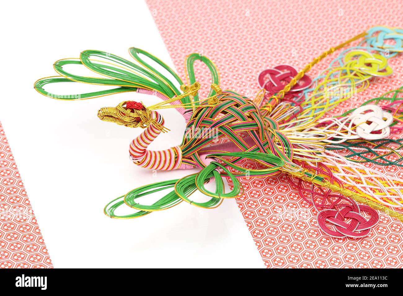 Mizuhiki durch japanische Kultur. Phoenix Vogel ist eine dekorative japanische Kordel aus verdrehtem Papier Stockfoto