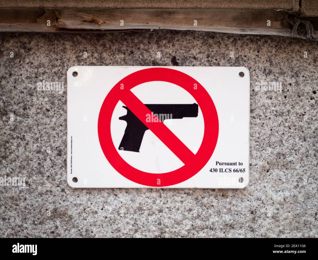 Ein offizielles, von der Illinois State Policy genehmigtes Zeichen, das das Mitführen von Schusswaffen verbietet. Chicago, Illinois. (Keine Waffen erlaubt, keine Schusswaffen, Waffenkontrolle). Stockfoto