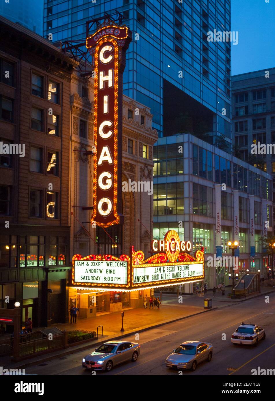 Das brillante, ikonische Festzelt des Chicago Theatre bei Nacht mit Menschen auf der North State Street in der Innenstadt von Chicago, Illinois. Stockfoto