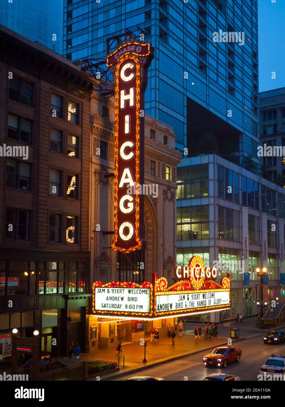 Das brillante, ikonische Festzelt des Chicago Theatre bei Nacht mit Menschen auf der North State Street in der Innenstadt von Chicago, Illinois. Stockfoto