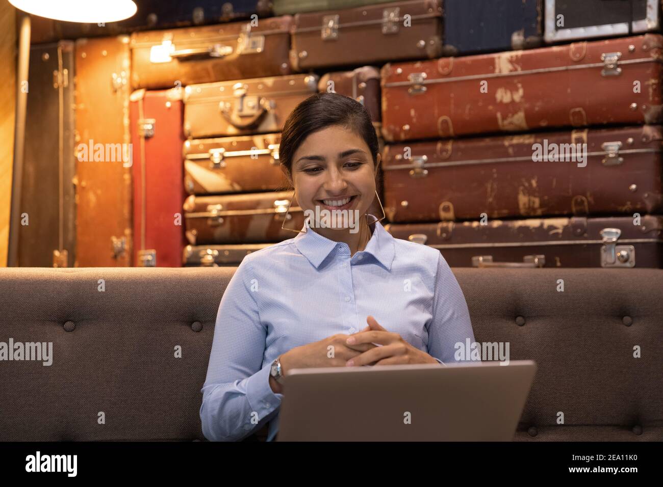 Junge hinduistische Geschäftsfrau genießen Online-Konversation mit pc Stockfoto